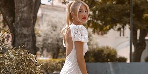 η Φαίη Σκορδά με λευκό φόρεμα