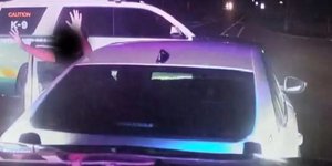 O 10χρονος οδηγός βγαίνει από το όχημα που σταμάτησε η αστυνομία σε αυτοκινητόδρομο της Φλόριντα