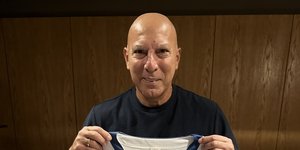 O Νίκος Γκάλης κρατά φανέλα της εθνικής υπογεγραμμένη