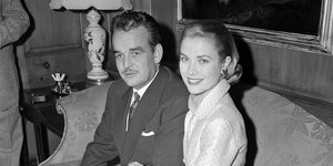 Η ηθοποιός Γκρέις Κέλι και ο Πρίγκιπας Ρενιέ Γ' του Μονακό, στις 5 Ιανουαρίου 1956 μετά την ανακοίνωση του αρραβώνα τους 