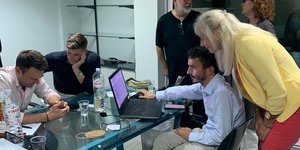 Μέσα στο γραφείο Κασσελάκη ενώ παρακολουθούν τα αποτελέσματα