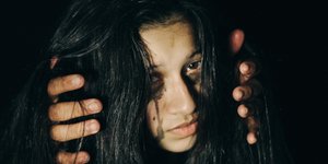 Γυναίκα ενδοοικογενειακή βία ξυλοδαρμός