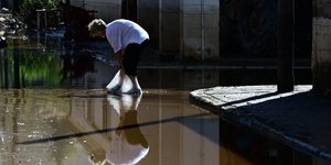 γυναικα σακουλες στα ποδια