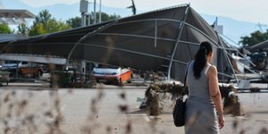 γυναικα πλατη πεσμένο στεγαστρο