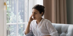 Γυναίκα με πονοκέφαλο