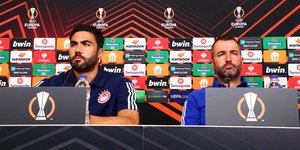 Ο ποδοσφαιριστής του Ολυμπιακού Βιθέντε Ιμπόρα και ο προπονητής των Πειραιωτών Ντιέγκο Μαρτίνεθ
