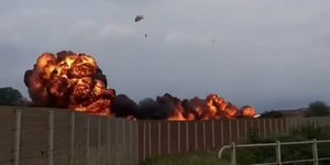 Αεροσκάφος επιδείξεων συνετρίβη σε δρόμο στην Ιταλία