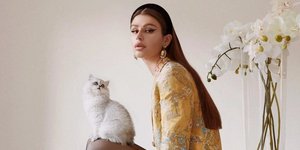 H Ιταλίδα influencer Νίμα Μπενάτι με την γάτα της 