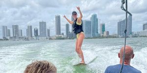 H Ιβάνκα Τραμπ κάνει skurfing