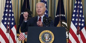 O Tζο Μπάιντεν επιδεικνύει μάσκα