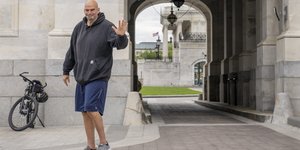 O γερουσιαστής Τζον Φέτερμαν με βερμούδα και φούτερ με κουκούλα στο Καπιτώλιο