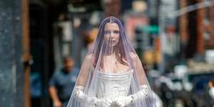 Η Τζούλια Φοξ με νυφικό στην εβδομάδα μόδας