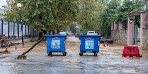 Κάδοι σε πλημμυρισμένο δρόμο στην Μαγνησία
