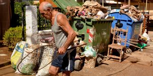 Κάτοικος της Λάρισας καθαρίζει το σπίτι του μετά τις καταστροφικές πλημμύρες