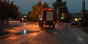 Πυροσβεστικό όχημα τη νύχτα