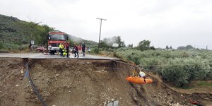 Επιχείρηση διακομιδής νεφροπαθούς σε ασθενοφόρο ΕΚΑΒ από κατεστραμμένο δρόμο στο Πήλιο