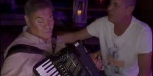 Ο Πάνος Καμμένος τραγουδάει «Ποτέ θα κάνει ξαστεριά»