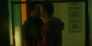 Χαμός στο Twitter με τη γκέι ερωτική σκηνή στο «Κάνε ότι κοιμάσαι»