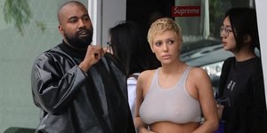 Στους δρόμους της Φλωρεντίας με  αγκαλιά ένα μαξιλάρι -Πώς η σύζυγος του Kάνιε Γουέστ τρολάρει τους Ιταλούς που την κράζουν για τα ρούχα της