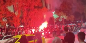 Καπνογόνα και τραγούδια στο σημείο που έχασε τη ζωή του ο Mad Clip πριν δύο χρόνια