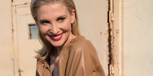 Η Νίκη Κάρτσωνα με wide -leg τζιν που ψηλώνει το πόδι 