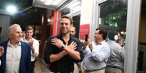 Ο Στέφανος Κασσελάκης στα γραφεία του ΣΥΡΙΖΑ, μετά την ανακοίνωση των αποτελεσμάτων