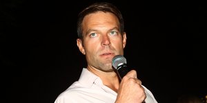 Ο Στέφανος Κασσελάκης με μικρόφωνο