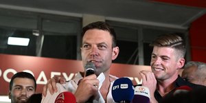 Ο Στέφανος Κασσελάκης με τον Ταίλερ έξω από τα γραφεία του ΣΥΡΙΖΑ