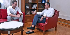 Ο Στέφανος Κασσελάκης και ο Αλέξης Τσίπρας στη Βουλή