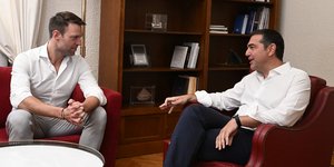 Ο Στέφανος Κασσελάκης με τον Αλέξη Τσίπρα στη Βουλη