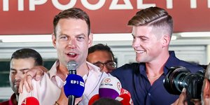 Ο Στέφανος Κασσελάκης με τον σύντροφό του Τάιλερ μετά τη νίκη 