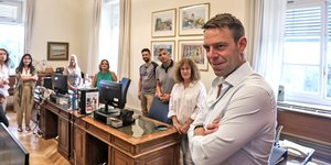 Ο Στέφανος Κασσελάκης στο γραφείο της ΚΟ του ΣΥΡΙΖΑ στη Βουλή