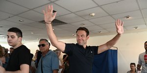 Στέφανος Κασσελάκης χαμογελάει χαιρετάει στην κάλπη εκλογές ΣΥΡΙΖΑ