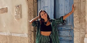 Η Κατερίνα Παπουτσάκη δείχνει το σαλόνι του σπιτιού της