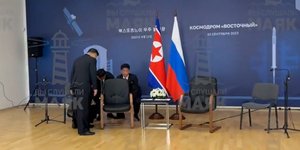 Πανικός για να δουν σε ποια καρέκλα θα κάτσει ο Κιμ Γιονγκ Ουν