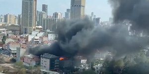 Στις φλόγες τυλίχθηκε γυμναστήριο στην περιοχή Ατάσεχιρ της Κωνσταντινούπολης