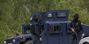 Αστυνομικοί οπλισμένοι στα σύνορα Σερβίας και Κοσόβου