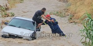 Διέσωσαν οδηγό από τα ορμητικά νερά του Ξηριά στη Λαμία 