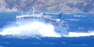 Ο «Σκοπελίτης» δίνει μάχη με τα κύματα -Δείτε εντυπωσιακό βίντεο από το Αιγαίο