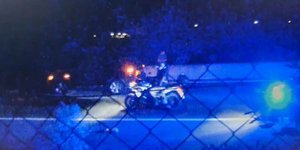 Aστυφύλακας προσπάθησε να απομακρύνει πεζό και παρασύρθηκαν κι οι δύο από όχημα