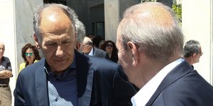 Κώστας Λαλιώτης και Στέφανος Τζουμάκας στην κηδεία του Θανάση Τσούρα