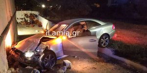 Αυτοκίνητο καρφώθηκε σε τοίχο σπιτιού στη Λαμία