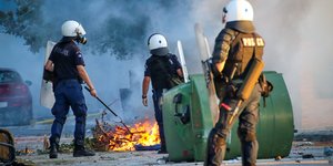 Εικόνα από τα επεισόδια έξω από την Περιφέρεια Θεσσαλίας