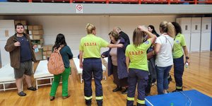 Έφτασαν οι πρώτοι πλημμυροπαθείς στο κλειστό της Νεάπολης