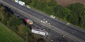  Σχολικό λεωφορείο ανετράπη μετά από σύγκρουση με αυτοκίνητο στη Βρετανία