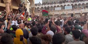 Οργισμένοι διαδηλωτές στη Ντέρνα της ανατολικής Λιβύης