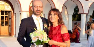 Η Λιζέτα Νικολάου και ο γιος της, Αλέξανδρος Λιάνης, την ημέρα του γάμου του