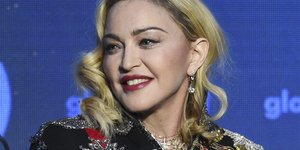 η Μαντόνα με μαύρο σακάκι