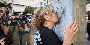 Η Μάγδα Φύσσα φιλάει το μνημείο του δολοφονημένου γιου της Παύλου στο Κερατσίνι, δέκα χρόνια μετά την δολοφονία του / Φωτογραφία: Intime -ΛΙΑΚΟΣ ΓΙΑΝΝΗΣ