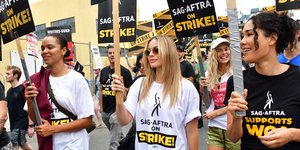 Η Μάργκοτ Ρόμπι με πλακάτ στην απεργία των ηθοποιών